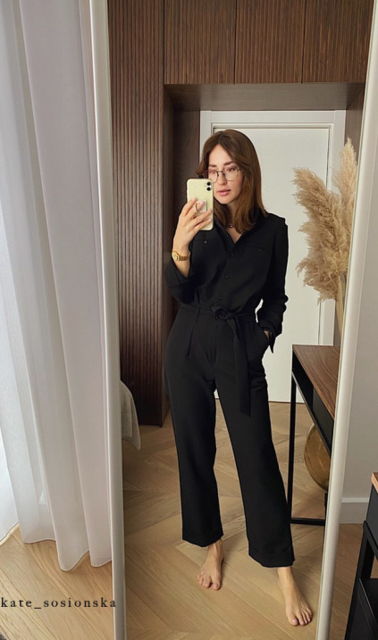 Czarny kombinezon z wiązaniem