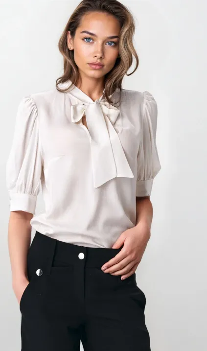 Elegancka bluzka ecru z wiązaniem na dekolcie