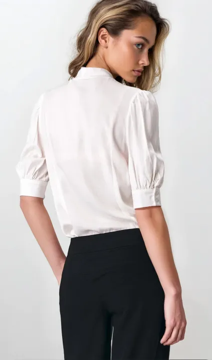 Elegancka bluzka ecru z wiązaniem na dekolcie