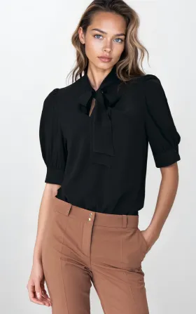 Elegancka czarna bluzka z wiązaniem na dekolcie