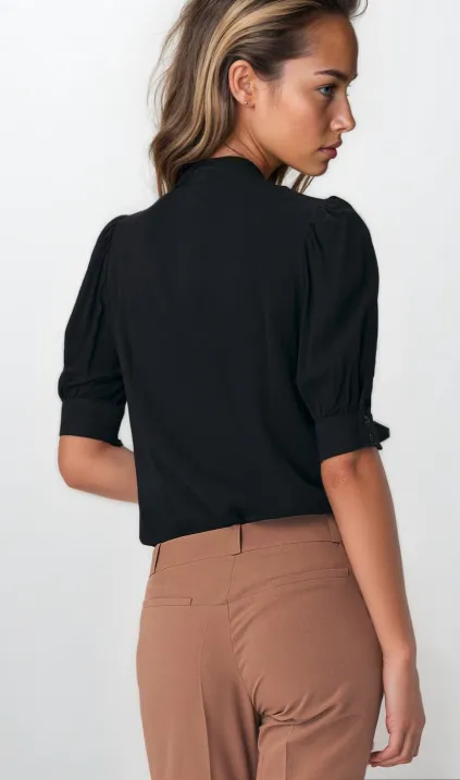Elegancka czarna bluzka z wiązaniem na dekolcie