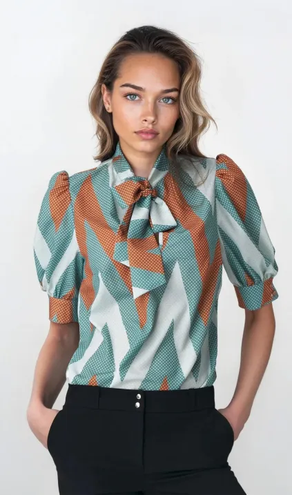 Turkusowa bluzka z wiązaniem na dekolcie w zygzak