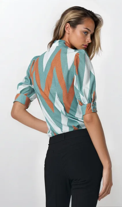 Turkusowa bluzka z wiązaniem na dekolcie w zygzak