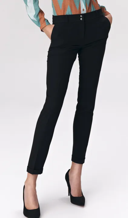 Czarne spodnie zapinane na napy