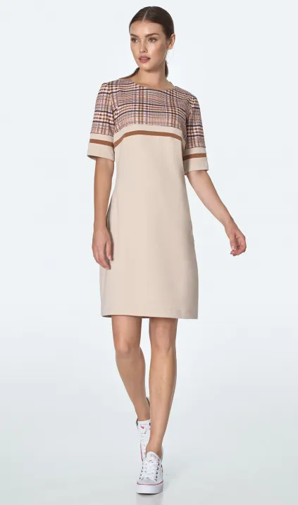 Prosta sukienka z kieszeniami w beżową kratę