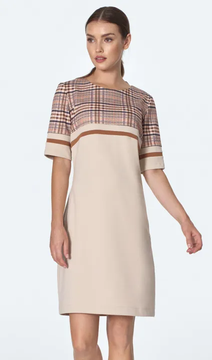 Prosta sukienka z kieszeniami w beżową kratę