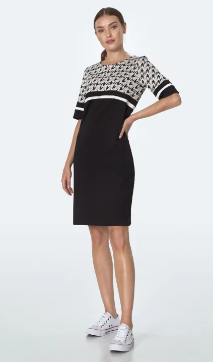 Prosta sukienka z kieszeniami we wzór pepitko