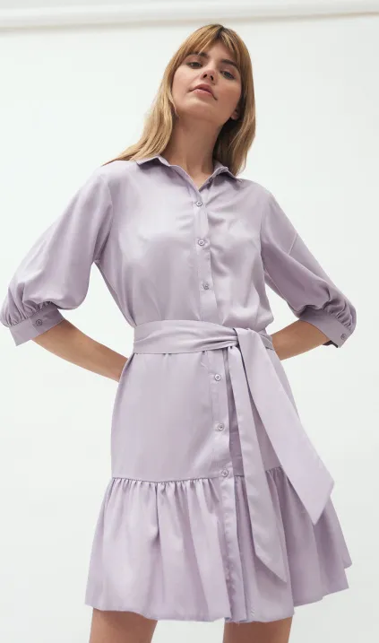Wiskozowa sukienka z falbaną w kolorze liliowym