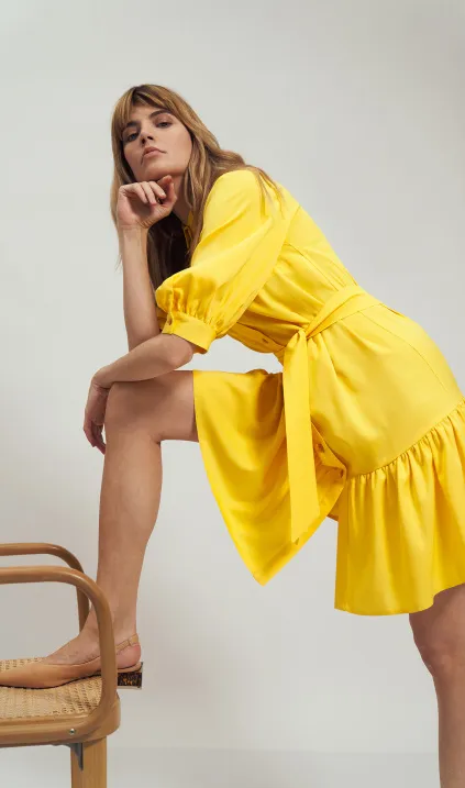 Wiskozowa sukienka z falbaną w kolorze żółtym