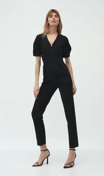 Czarny kombinezon z bufiastymi rękawami