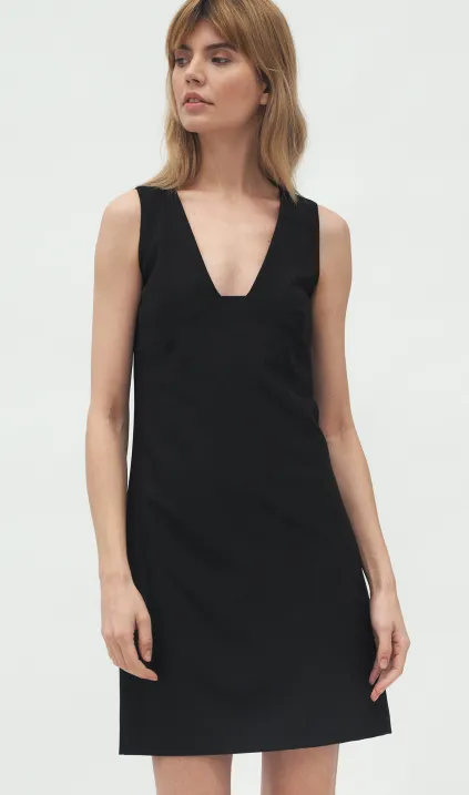 Czarna sukienka z głębokim dekoltem