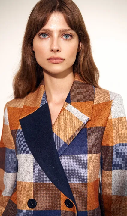 Krótki płaszcz w kratę