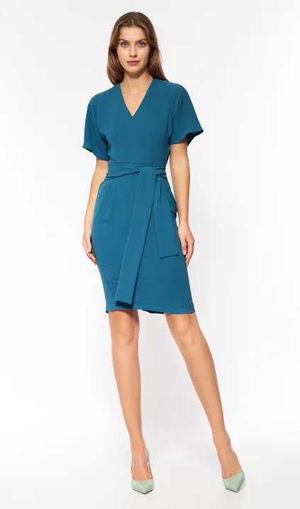 Lazurowa elegancka sukienka z wiązaniem w pasie