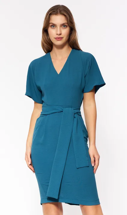 Lazurowa elegancka sukienka z wiązaniem w pasie