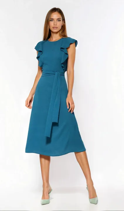 Lazurowa sukienka z falbanami na ramionach