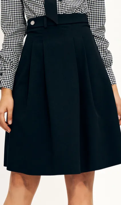 Czarna rozszerzana spódnica