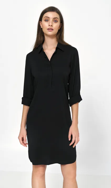 Czarna sukienka oversize z podwijanym rękawem