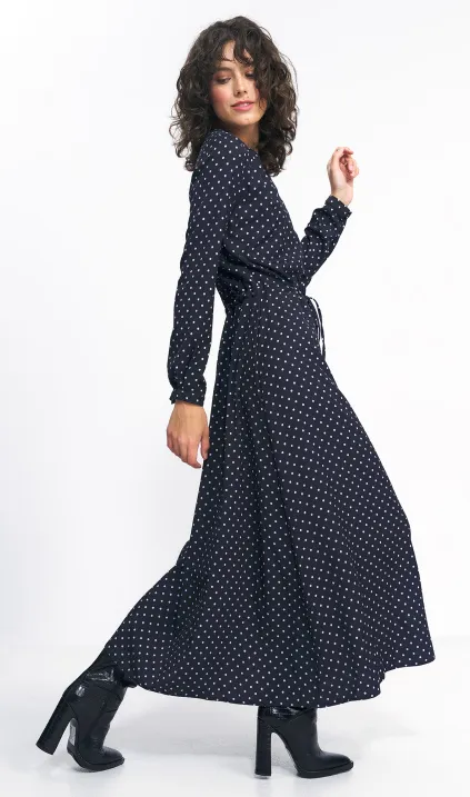 Długa czarna sukienka w grochy