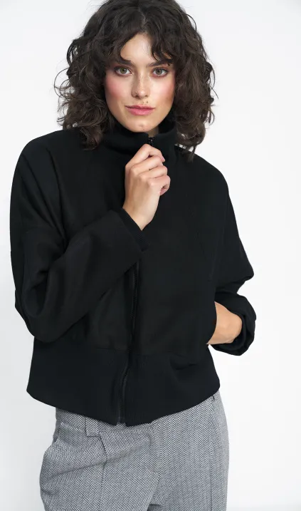 Czarna bluza o fasonie 