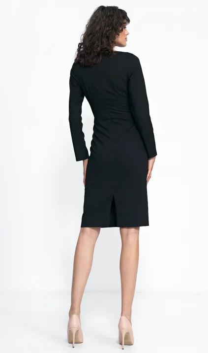 Czarna sukienka z zakładkami na dekolcie