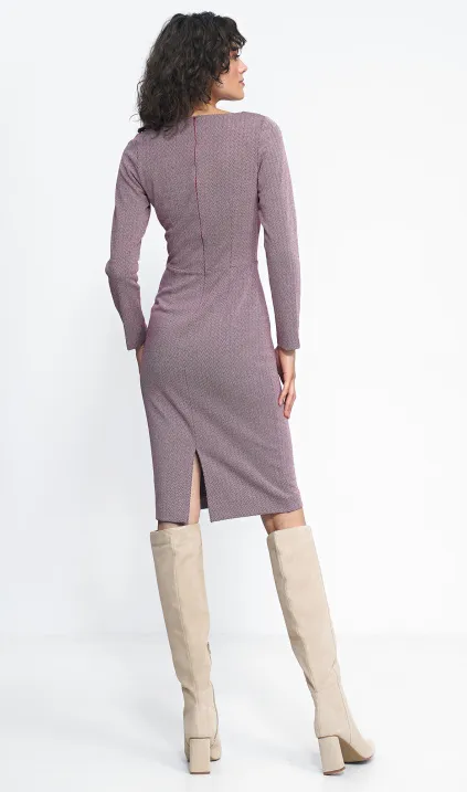 Sukienka z zakładkami na dekolcie w bordową jodełkę