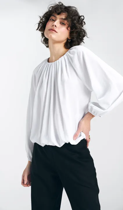 th a loose cut with a decorative neckline - ecru