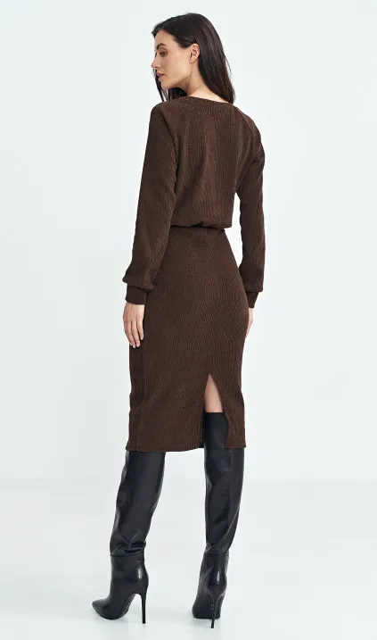 Sukienka z dzianiny prążkowanej z długim rękawem - brąz