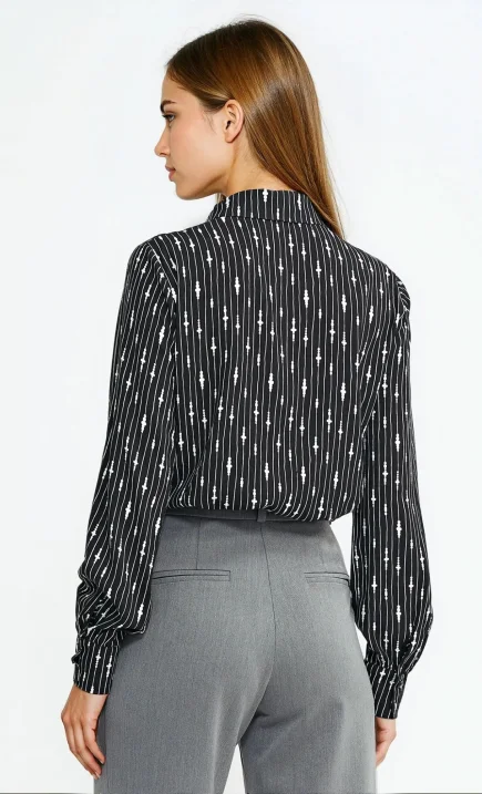 Bluzka z szafrą pod szyją- wzór koralik - czarny