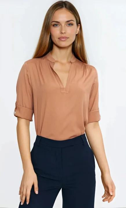 Bluzka z podwijanym rękawem - karmel