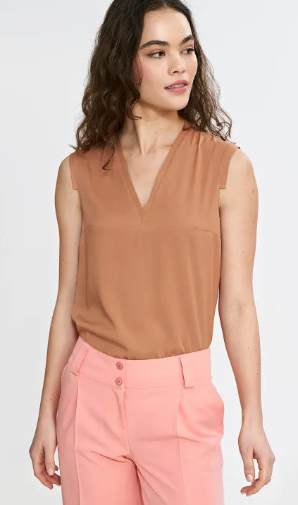 Sleeveless blouse, with V-neckline - caramel