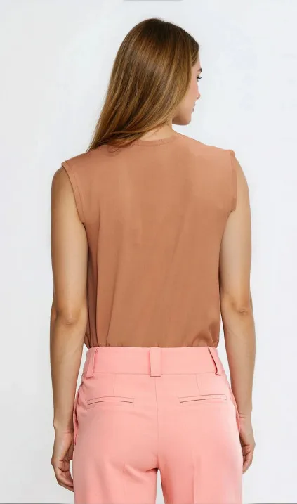 Bluzka bez rękawów, z dekoltem V - karmelowy