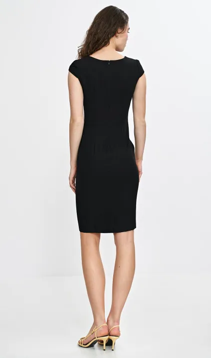 Ołówkowa sukienka z rozcięciem na dekolcie - czarny