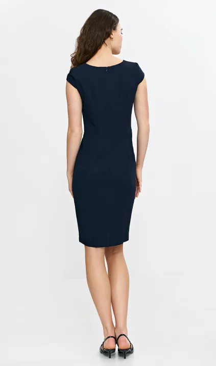 Ołówkowa sukienka z rozcięciem na dekolcie - granat