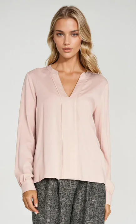 Wiskozowa bluzka z szeroką plisą na dekolcie - beż