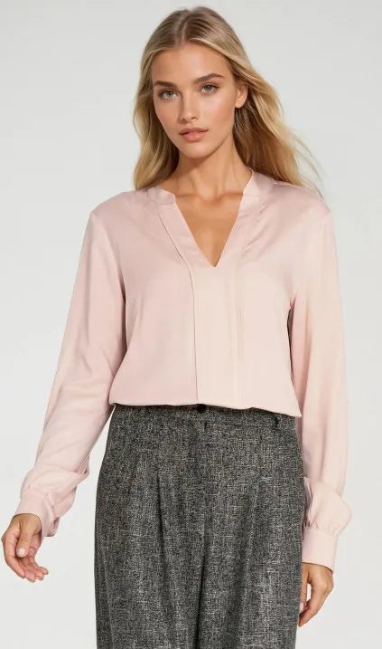 Wiskozowa bluzka z szeroką plisą na dekolcie - beż