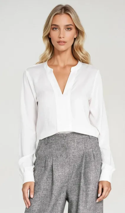 Wiskozowa bluzka z szeroką plisą na dekolcie - ecru