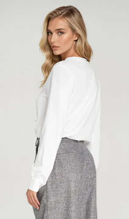 Wiskozowa bluzka z szeroką plisą na dekolcie - ecru