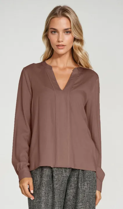 Wiskozowa bluzka z szeroką plisą na dekolcie - mocca