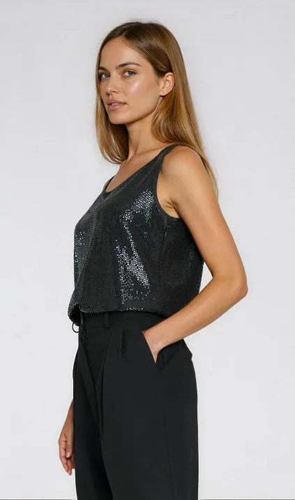Błyszcząca bluzka na  szerokich ramiączkach - czarny