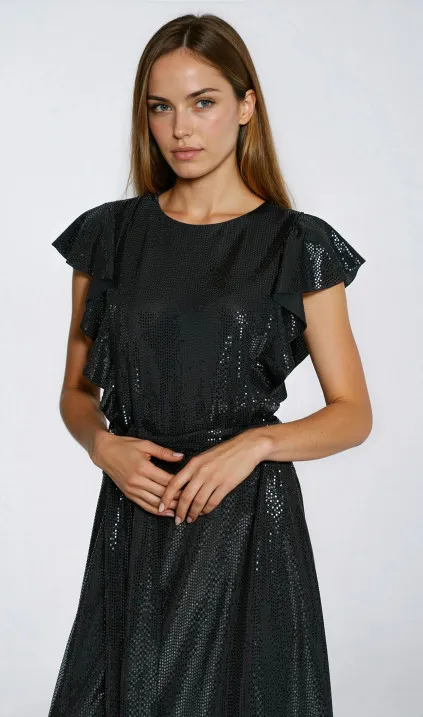 Błyszcząca sukienka z falbanami na ramionach - czarny