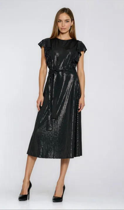 Błyszcząca sukienka z falbanami na ramionach - czarny