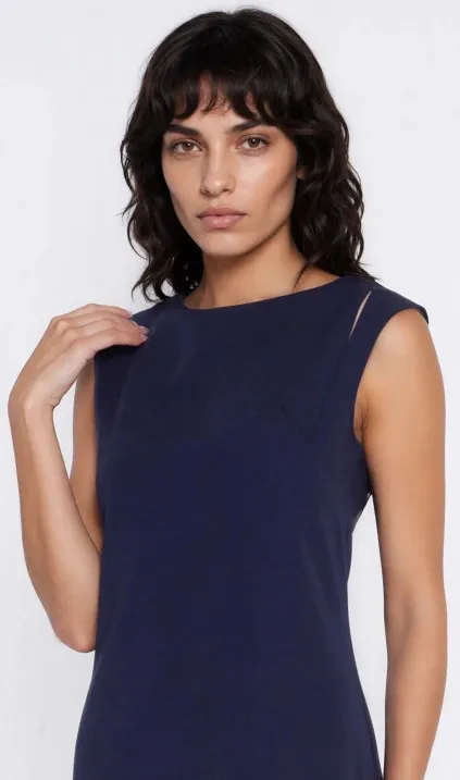 Sukienka z pęknięciem na ramieniu - granat