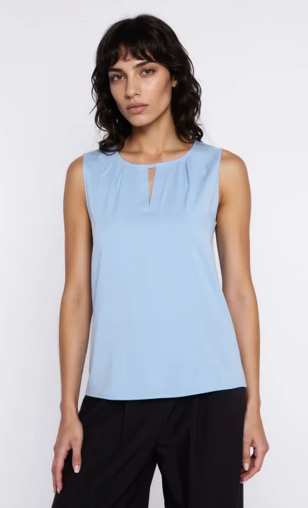 Bluzka z ozdobnym dekoltem - błękit - sky blue