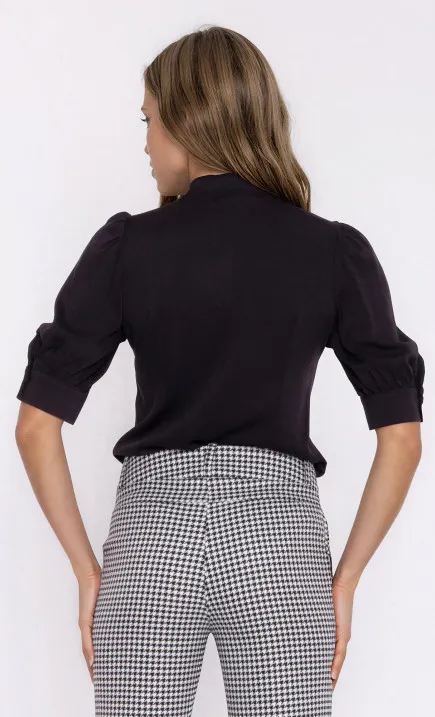 Elegancka czarna bluzka z wiązaniem na dekolcie - czarny