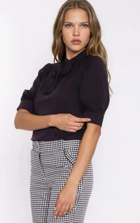 Elegancka czarna bluzka z wiązaniem na dekolcie - czarny