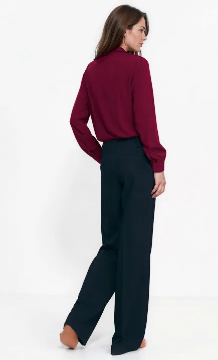 Granatowe spodnie typu wide leg
