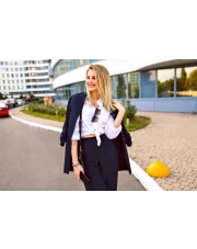 Jak się ubrać latem do pracy w biurze? Poradnik